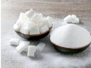 گندم کے کھیت اور چینی مل کی بھاری اسٹاک گوداموں کی تصویر