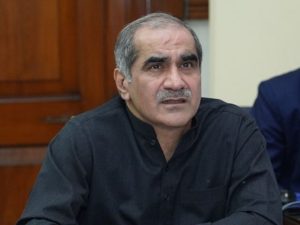 خاجہ سعد رفیق میڈیا سے گفتگو کرتے ہوئے