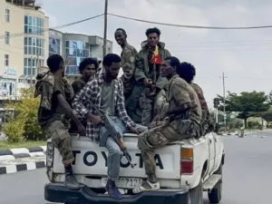 مکیلے کی سڑکیں خالی، وفاقی افواج شہر میں گشت کرتی ہوئی تصویری منظر کشی