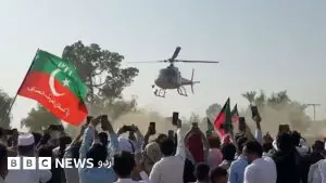 سہیل آفریدی ہیلی کاپٹر سے لکی مروت کے مقام پر اترتے ہوئے، پنڈال اور کارکنان موجود