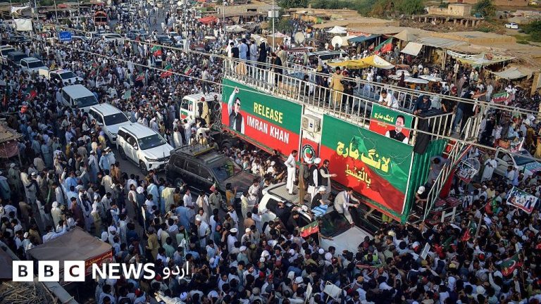 لانگ مارچ کے شرکاء کرک کی طرف جاتے ہوئے