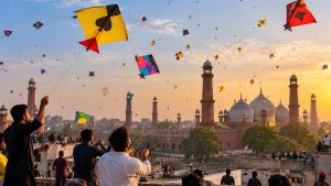 پتنگ بازی کرتے ہوئے لوگ، بسنت تہوار کی منظر کشی