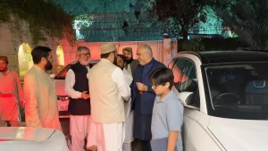 سینیٹ لیڈر راجہ ناصر عباس اور اسد قیصر مولانا فضل الرحمان کے گھر پر ملتے ہوئے