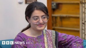 دعا زہرا اپنے والدین اور بہن کے ساتھ گھر میں بیٹھی ہوئی