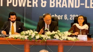 احسن اقبال قومی مرکز برائے برانڈ ڈویلپمنٹ کے مشاورتی اجلاس میں تقریر کر رہے ہیں