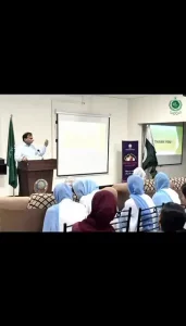 ڈسٹرکٹ الیکشن کمشنر کراچی ساؤتھ، نعیم الرحمٰن، طلباء اور اساتذہ کے ساتھ ووٹر تعلیم سیشن کے دوران