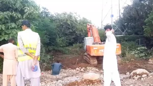 کشمیر چوک کے گرین بیلٹ میں پہلے درخت کٹے گئے پھر شجرکاری کا منظر