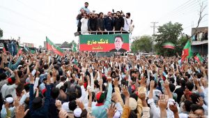 پی ٹی آئی کے کارکن خیبر کی طرف مارچ کرتے ہوئے