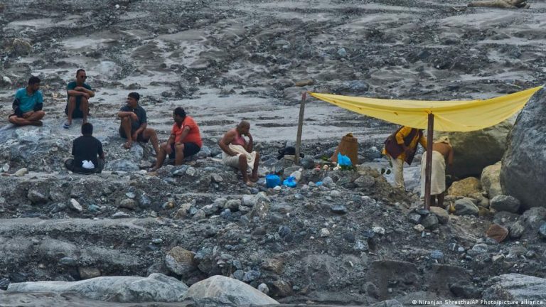 سیلاب زدہ علاقے میں تباہ شدہ سڑک اور متاثرہ گھر