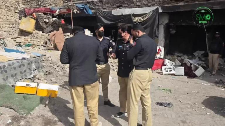 کوئٹہ سٹی نالہ میں پولیس اور محکمہ سماجی بہبود کی مشترکہ کارروائی کا منظر