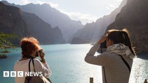 ہنزہ میں نجی ہوٹل کی عمارت جسے پہلے سیل کیا گیا تھا اور بعد ازاں ڈی سیل کیا گیا