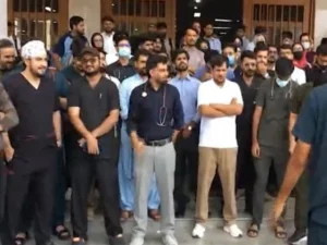 او پی ڈی کمپلیکس کے باہر تنخواہوں کے حق میں احتجاج کرتے ہوئے جے پی ایم سی کے نوجوان ڈاکٹرز