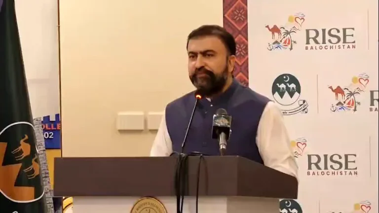 چیف منسٹر بلوچستان خواتین کو ہنر سکھانے کے پروگرام کا بیان دیتے ہوئے
