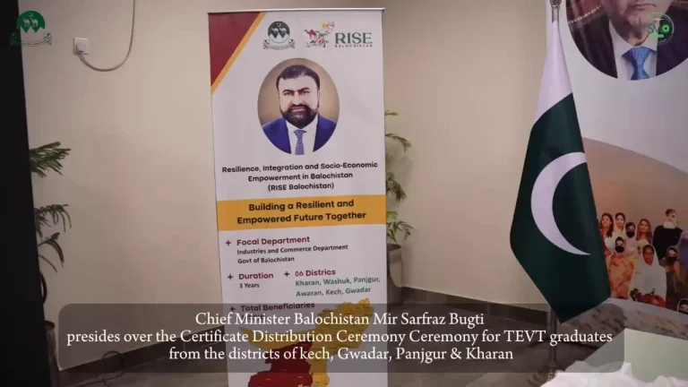 تقریب میں میر سرفراز بگٹی اور ٹی ای وی ٹی گریجویٹس کو سرٹیفکیٹس دیتے ہوئے
