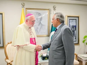 آرچ بشپ پال رچرڈ گیلیگر اور وزیرِخارجہ اسحاق ڈار ملاقات کے دوران۔