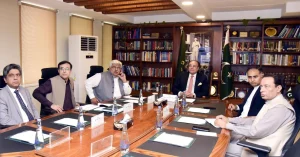 سینیٹر محمد اورنگزیب فنانس ڈویژن کے اجلاس کی صدارت کرتے ہوئے