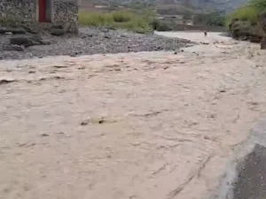 سیلاب سے متاثرہ گھروں کی دیواروں پر پانی کے نشان اور گلیوں میں پڑا خراب فرنیچر