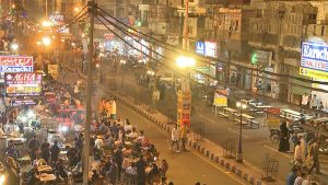 برنس روڈ کے کھانے پلٹ فارمز اور پیدل چلنے والے زائرین کا منظر