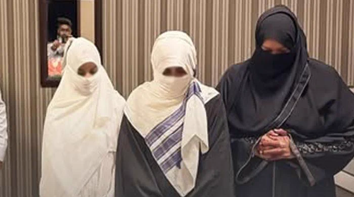 کراچی رپورٹ: امارات کے کلبوں اور ہوٹلوں میں ملوث لڑکی والدہ اور بہن کے ساتھ گرفتار
