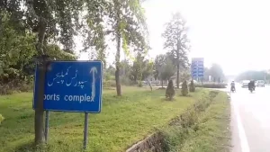 سری نگر ہائی وے کنارے سپورٹس گراونڈ کے ساتھ ملحق گھنے جنگل کی منظر کشی