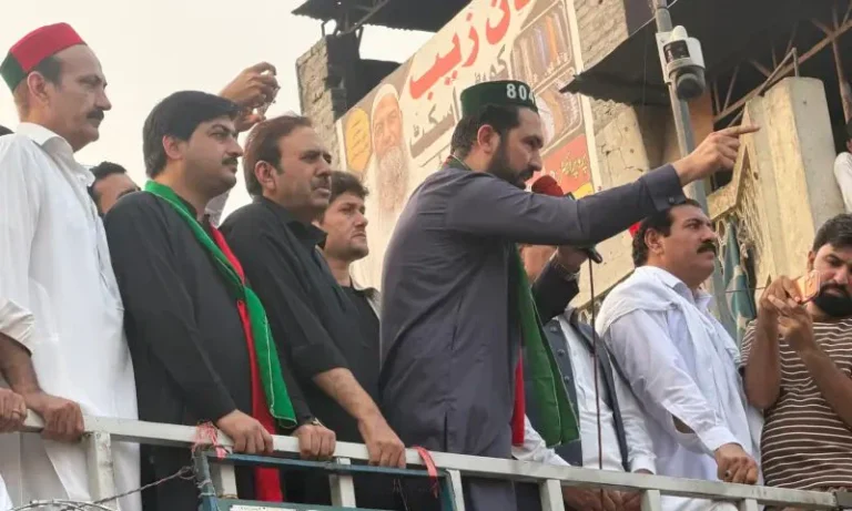 کے پی اطلاعاتی وزیر کی جانب سے سیکیورٹی واپسی کا الزام