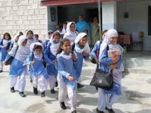 صوابی، مردان اور نوشہرہ میں بند رہنے والے اسکولوں کی علامتی تصویر