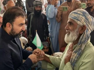 سوی میں پاکستان ہاؤس پر نور خان بگٹی اور دیگر افراد کا ہتھیار ڈالنے کا منظر