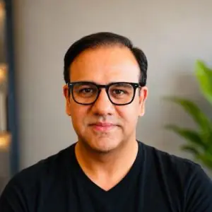 عمر سیف کا مضمون—تحریک انصاف اور سوشل میڈیا تنقید