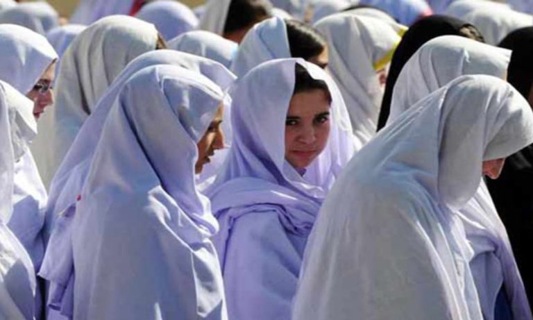 پشاور میں اسکول کی عمارت اور بس ریپڈ ٹرانزٹ بس
