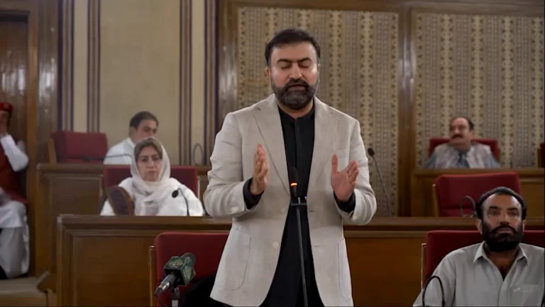 میر سرفراز بگٹی اسمبلی میں خطاب کرتے ہوئے