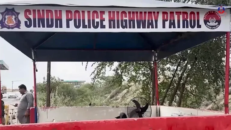 سندھ پولیس ہائی وے پیٹرول اہلکار گاڑیوں کے سامنے کھڑے ہوئے