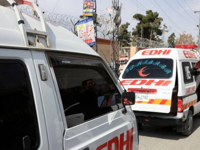 کوئٹہ-کراچی شاہراہ پر وین اور ٹرک کے ٹکرانے کے بعد واقعہ کی جگہ