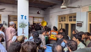 پشاور کے نجی اسکول کی تباہ شدہ چھت جہاں بچوں اور استاد کی لاشیں ملیں