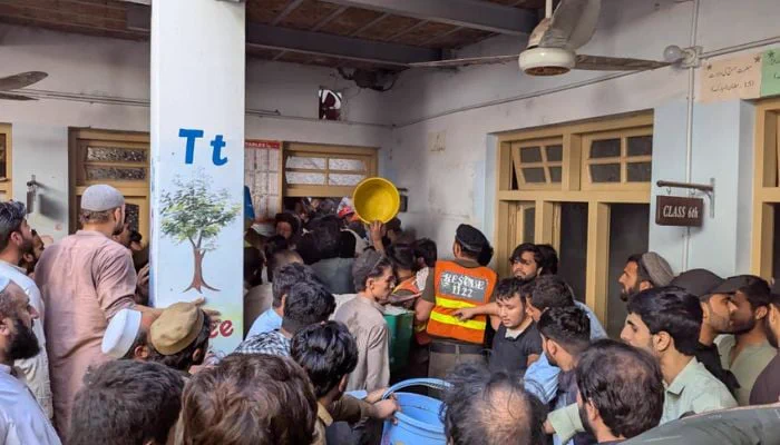 پشاور کے نجی اسکول کی تباہ شدہ چھت جہاں بچوں اور استاد کی لاشیں ملیں