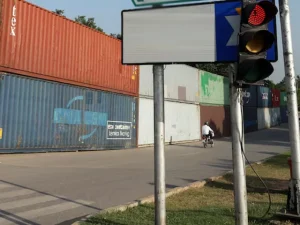 کراچی کی سڑک پر بند ٹریفک سگنل اور ٹریفک کا رش