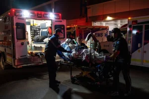 آلبرٹا کے فوجی اڈے پر آگ سےزخمیوں کو ہسپتال منتقل کیا جا رہا ہے