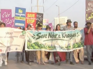 نہرِ خیّام کے خلاف احتجاج میں پلے کارڈ اٹھائے ہوئے مظاہرین