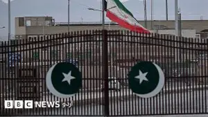 سرحدی کراسنگ پر پھنسے ہوئے مال بردار کنٹینرز اور گاڑیاں