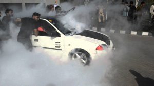 ٹریفک پولیس گاڑی اور لاہوری روڈ پر ڈرفٹنگ کی تصویر کی نمائندہ تصویر