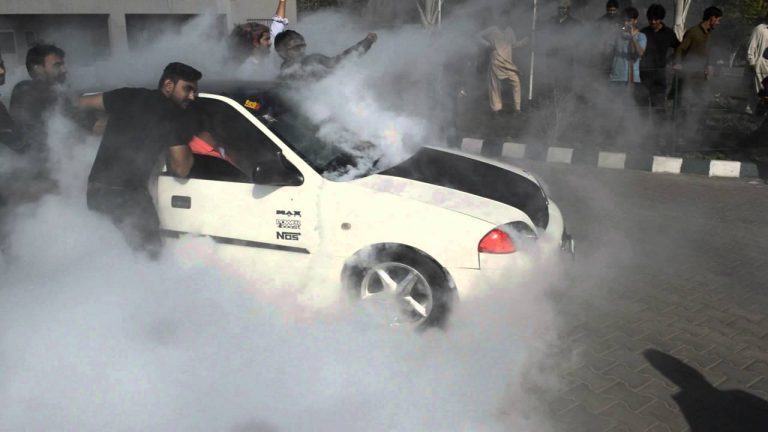 ٹریفک پولیس گاڑی اور لاہوری روڈ پر ڈرفٹنگ کی تصویر کی نمائندہ تصویر