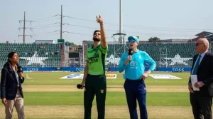 میچ کے دوران فیلڈ میں کھڑے کرکٹرز اور ٹاس کا منظر