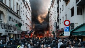 فرانس میں مظاہروں کے دوران سکیورٹی فورسز اور بند گلی کا منظر