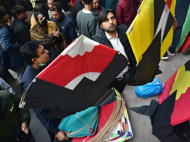 لاہور میں بسنت کے لیے تیار کی جا رہی رنگا رنگ سجاوٹ اور پتنگیں