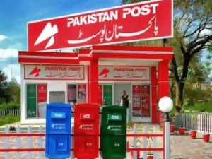 پارسل باکس کے سامنے خالی پاکستان پوسٹ آفس کا بیرونی منظر