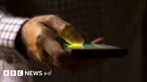 کوٹا ریلوے اسٹیشن پر گرفتار ملزمان کو باہر نکالتے ہوئے پولیس اہلکار