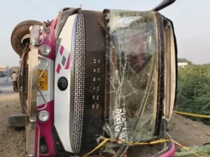 انڈس ہائی وے پر الٹی ہوئی مسافر بس اور ریسکیو ٹیمیں