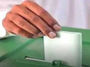 الیکشن کمیشن کا شیڈول شیٹ دکھاتے ہوئے دستاویز