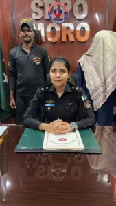 پولیس کی کارروائی میں برآمد شدہ لیپ ٹاپس اور موبائل فونز