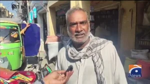 راولپنڈی کے بازاروں میں خالی ایل پی جی سلنڈر اور آٹے کے تھیلے