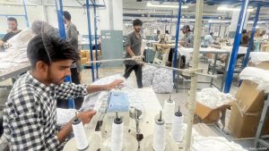 کراچی کے مضافات میں گارمنٹس فیکٹری کا اندرونی منظر، مشینوں کے درمیان کارکن